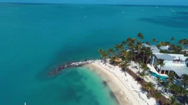 Key West Florida Keys USA 'deki manzaralı ada manzarası. Tropik ufuk çizgisi. Seyahat güzergahı. Turkuaz körfez suyu.