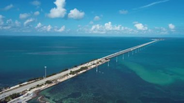 Key West: 7 Mile Bridge Florida Keys United States. Key West Florida Keys yakınlarındaki köprü ve adaların havadan görüntüsü. Otoyol seyahati. Otoyol. Kıyı yolu.