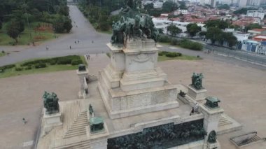 Sao Paulo Brezilya 'nın şehir manzarası. Şehir merkezinin tarihi merkezi. Şehir simgesi olan Metropolis manzarası. Şehrin tarihi merkezinde binalar ve caddeler.