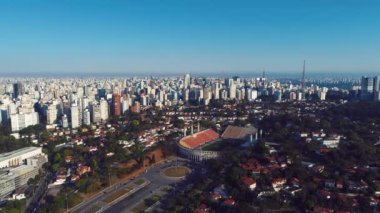 Sao Paulo Brezilya 'nın şehir manzarası. Şehir merkezinin tarihi merkezi. Şehir simgesi olan Metropolis manzarası. Şehrin tarihi merkezinde binalar ve caddeler.