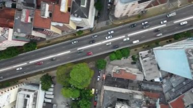 Sao Paulo Brezilya 'nın şehir manzarası. Şehir merkezinin tarihi merkezi. Şehir simgesi olan Metropolis manzarası. Şehrin tarihi merkezinde binalar ve caddeler.