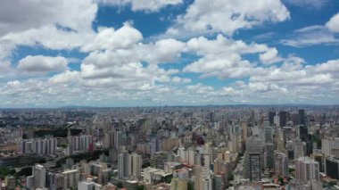 Sao Paulo Brezilya 'nın şehir manzarası. Şehir merkezinin tarihi merkezi. Şehir simgesi olan Metropolis manzarası. Şehrin tarihi merkezinde binalar ve caddeler.