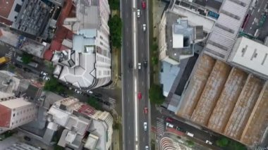 Sao Paulo Brezilya 'nın şehir manzarası. Şehir merkezinin tarihi merkezi. Şehir simgesi olan Metropolis manzarası. Şehrin tarihi merkezinde binalar ve caddeler.