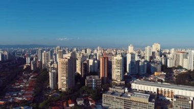 Sao Paulo Brezilya 'nın şehir manzarası. Şehir merkezinin tarihi merkezi. Şehir simgesi olan Metropolis manzarası. Şehrin tarihi merkezinde binalar ve caddeler.