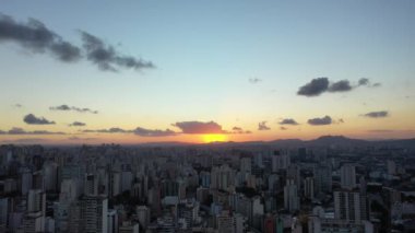 Sao Paulo Brezilya 'nın günbatımı şehri. Şehir merkezinin tarihi merkezi. Şehir simgesi olan Metropolis manzarası. Şehrin tarihi merkezinde binalar ve caddeler.