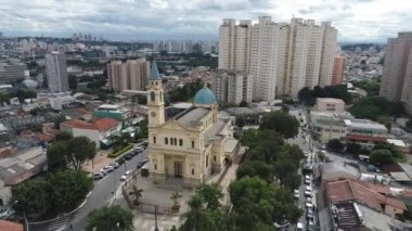 Sao Paulo Brezilya 'nın şehir manzarası. Şehir merkezinin tarihi merkezi. Şehir simgesi olan Metropolis manzarası. Şehrin tarihi merkezinde binalar ve caddeler.