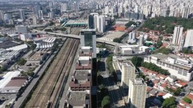 Sao Paulo Brezilya 'nın şehir manzarası. Şehir merkezinin tarihi merkezi. Şehir simgesi olan Metropolis manzarası. Şehrin tarihi merkezinde binalar ve caddeler.
