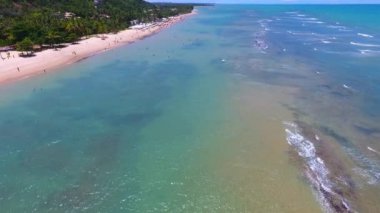 Bahia Brezilya 'da tropik plaj yaz manzarası. Caraiva Sahili, Brezilya 'nın kuzeydoğusunda Trancoso Sahili ve Corumbau Sahili yakınlarında..