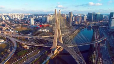 Sao Paulo Brezilya şehir merkezinin şehir manzarası. Şehrin tarihi merkezinde ünlü turizm simgesi.