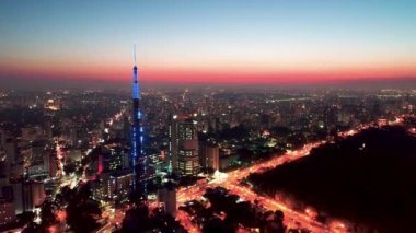 Sao Paulo Brezilya şehir merkezinin şehir manzarası. Şehrin tarihi merkezinde ünlü turizm simgesi.