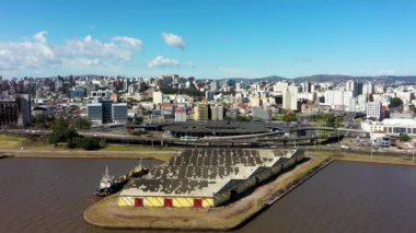 Porto Alegre Brezilya. Brezilya 'nın ufuk çizgisi. Rio Grande do Sul Brezilya 'nın Porto Alegre şehrindeki binalar.