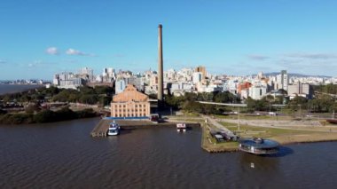 Porto Alegre Brezilya. Brezilya 'nın ufuk çizgisi. Rio Grande do Sul Brezilya 'nın Porto Alegre şehrindeki binalar.