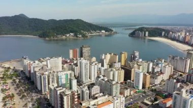 Santos Sao Paulo Brezilya 'nın Gece Havası Manzarası. Sao Paulo 'nun Güney Sahili' nin havadan manzarası. Tropik seyahat. Kıyı manzarası.