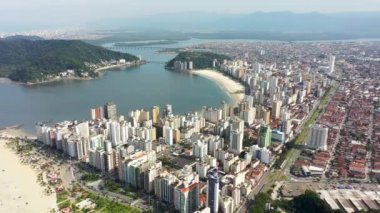 Sao Vicente Sao Paulo Brezilya sahil şehrinin hava manzarası. Sao Paulo 'nun Güney Sahili' nin havadan manzarası. Tropik seyahat. Sahil Manzarası. Sahil Sahnesi.
