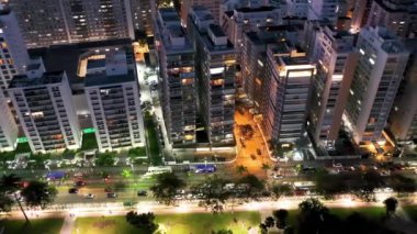 Santos Sao Paulo Brezilya 'nın Gece Havası Manzarası. Sao Paulo 'nun Güney Sahili' nin havadan manzarası. Tropik seyahat. Kıyı manzarası.