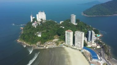 Santos Sao Paulo Brezilya sahil şehrinin hava manzarası. Sao Paulo 'nun Güney Sahili' nin havadan manzarası. Tropik seyahat. Kıyı manzarası.