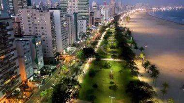 Santos Sao Paulo Brezilya 'nın Gece Havası Manzarası. Sao Paulo 'nun Güney Sahili' nin havadan manzarası. Tropik seyahat. Kıyı manzarası.