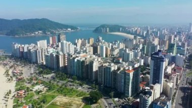 Santos Sao Paulo Brezilya sahil şehrinin hava manzarası. Sao Paulo 'nun Güney Sahili' nin havadan manzarası. Tropik seyahat. Kıyı manzarası.