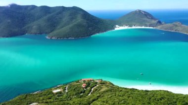 Rio de Janeiro Brezilya 'nın kıyı kenti Lakes Region turizm bölgesinin turkuaz suyu. Brezilya Karayipleri. Tropikal seyahat yerleri.