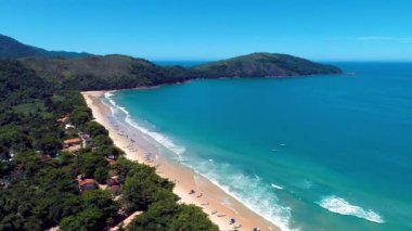 Paraty Rio de Janeiro Brezilya. Turkuaz suyla tropikal plajın havadan görünüşü. Tatil seyahati. Seyahat hedefi.