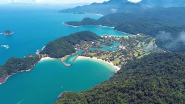 Paraty Rio de Janeiro Brezilya. Turkuaz suyla tropikal plajın havadan görünüşü. Tatil seyahati. Seyahat hedefi.