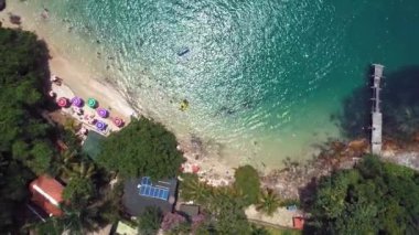 Karayip adası takımadaları. Turkuaz suyla tropikal plajın havadan manzarası. Tatil seyahati. Seyahat güzergahı. Yaz tropikal manzarası.