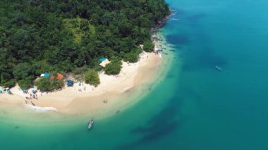 Paraty Rio de Janeiro Brezilya. Turkuaz suyla tropikal plajın havadan görünüşü. Tatil seyahati. Seyahat hedefi.