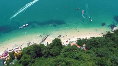 Paraty Rio de Janeiro Brezilya. Turkuaz suyla tropikal plajın havadan görünüşü. Tatil seyahati. Seyahat hedefi.