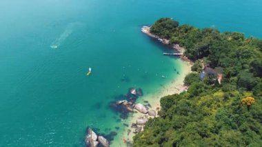 Paraty Rio de Janeiro Brezilya. Turkuaz suyla tropikal plajın havadan görünüşü. Tatil seyahati. Seyahat hedefi.