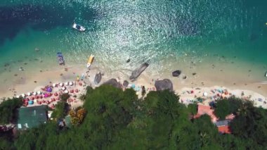 Paraty Rio de Janeiro Brezilya. Turkuaz suyla tropikal plajın havadan görünüşü. Tatil seyahati. Seyahat hedefi.