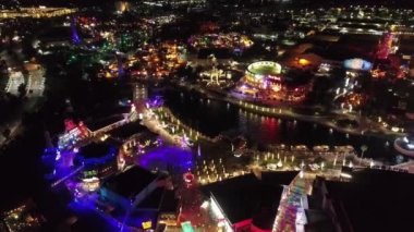 Orlando Florida ABD. Orlando Florida USA şehir merkezindeki eğlence parkındaki gece manzarası. Lunaparktaki gece eğlencesi. Orlando Florida şehir merkezinde renkli bir eğlence..