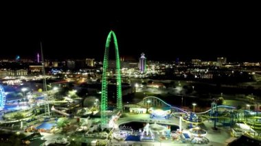 Orlando Florida ABD. Orlando Florida USA şehir merkezindeki eğlence parkındaki gece manzarası. Lunaparktaki gece eğlencesi. Orlando Florida şehir merkezinde renkli bir eğlence..