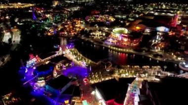 Orlando Florida ABD. Orlando Florida USA şehir merkezindeki eğlence parkındaki gece manzarası. Lunaparktaki gece eğlencesi. Orlando Florida şehir merkezinde renkli bir eğlence..