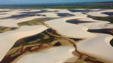 Lencois Maranhenses Maranhao Brezilya 'nın doğal çöl manzarası. Cennet kum tepeleri ve yağmur suları lagünlerin manzarası..