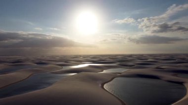 Lencois Maranhenses Maranhao Brezilya 'nın doğal çöl manzarası. Cennet kum tepeleri ve yağmur suları lagünlerin manzarası..