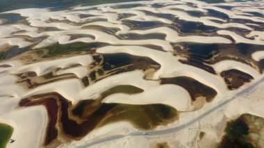 Lencois Maranhenses Maranhao Brezilya 'nın doğal çöl manzarası. Cennet kum tepeleri ve yağmur suları lagünlerin manzarası..