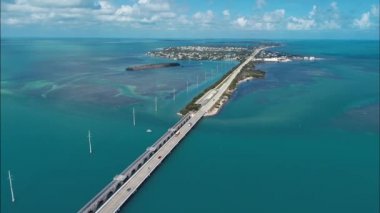 Key West: 7 Mile Bridge Florida Keys United States. Key West Florida Keys yakınlarındaki köprü ve adaların havadan görüntüsü. Otoyol seyahati. Otoyol. Kıyı yolu.