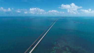 Key West: 7 Mile Bridge Florida Keys United States. Key West Florida Keys yakınlarındaki köprü ve adaların havadan görüntüsü. Otoyol seyahati. Otoyol. Kıyı yolu.