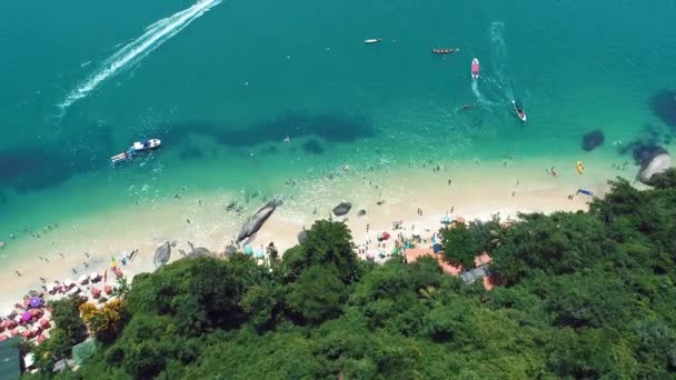 ブラジルのリオデジャネイロ ターコイズブルーの水で熱帯ビーチの空中ビュー 休暇旅行 目的地 — ストック動画