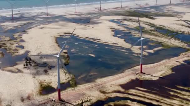 Lencois Maranhenses Maranhao州的风力涡轮机巴西东北部沿海具有里程碑意义的海滩上的爱奥丽亚涡轮机景观 绿色能源 Lencois Maranhenses巴西 — 图库视频影像