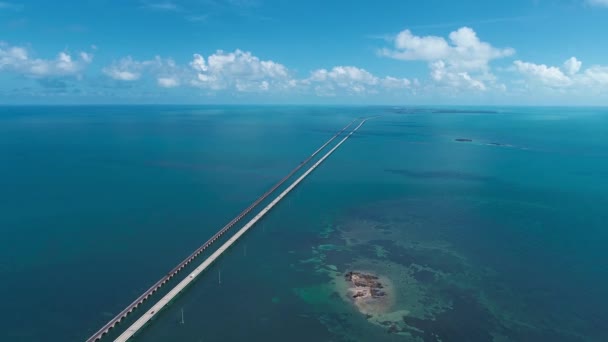 キーウエスト 7マイルブリッジフロリダキー米国 キーウェストフロリダキー近くの橋や島の空中ビュー 高速道路の旅 高速道路だ 海岸道路 — ストック動画