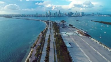Meşhur Biscayne Körfezi 'nin havadan manzarası Amerika Birleşik Devletleri Miami Körfezi. Renkli gün batımı gökyüzü