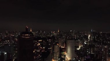 Sao Paulo Brezilya 'nın gece manzarası. Şehir merkezinin tarihi merkezi. Şehri simgeleyen gece metropolü manzarası. Şehrin tarihi merkezinde binalar ve caddeler.