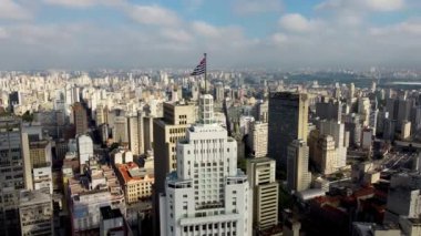 Sao Paulo Brezilya 'nın şehir manzarası. Şehir merkezinin tarihi merkezi. Şehir simgesi olan Metropolis manzarası. Şehrin tarihi merkezinde binalar ve caddeler.