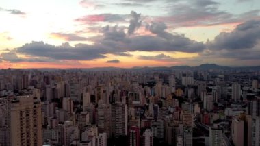 Sao Paulo Brezilya 'nın şehir manzarası. Şehir merkezinin tarihi merkezi. Şehir simgesi olan Metropolis manzarası. Şehrin tarihi merkezinde binalar ve caddeler.