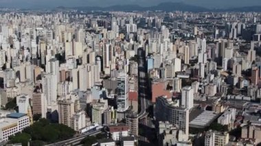 Sao Paulo Brezilya 'nın şehir manzarası. Şehir merkezinin tarihi merkezi. Şehir simgesi olan Metropolis manzarası. Şehrin tarihi merkezinde binalar ve caddeler.