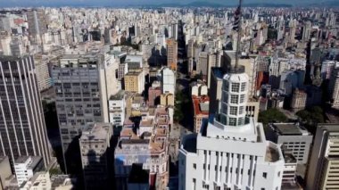 Sao Paulo Brezilya 'nın şehir manzarası. Şehir merkezinin tarihi merkezi. Şehir simgesi olan Metropolis manzarası. Şehrin tarihi merkezinde binalar ve caddeler.
