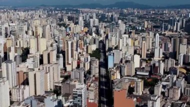 Sao Paulo Brezilya 'nın şehir manzarası. Şehir merkezinin tarihi merkezi. Şehir simgesi olan Metropolis manzarası. Şehrin tarihi merkezinde binalar ve caddeler.