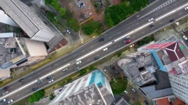 Sao Paulo Brezilya 'nın şehir manzarası. Şehir merkezinin tarihi merkezi. Şehir simgesi olan Metropolis manzarası. Şehrin tarihi merkezinde binalar ve caddeler.