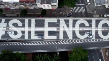 Sao Paulo Brezilya 'nın şehir manzarası. Şehir merkezinin tarihi merkezi. Şehir simgesi olan Metropolis manzarası. Şehrin tarihi merkezinde binalar ve caddeler.